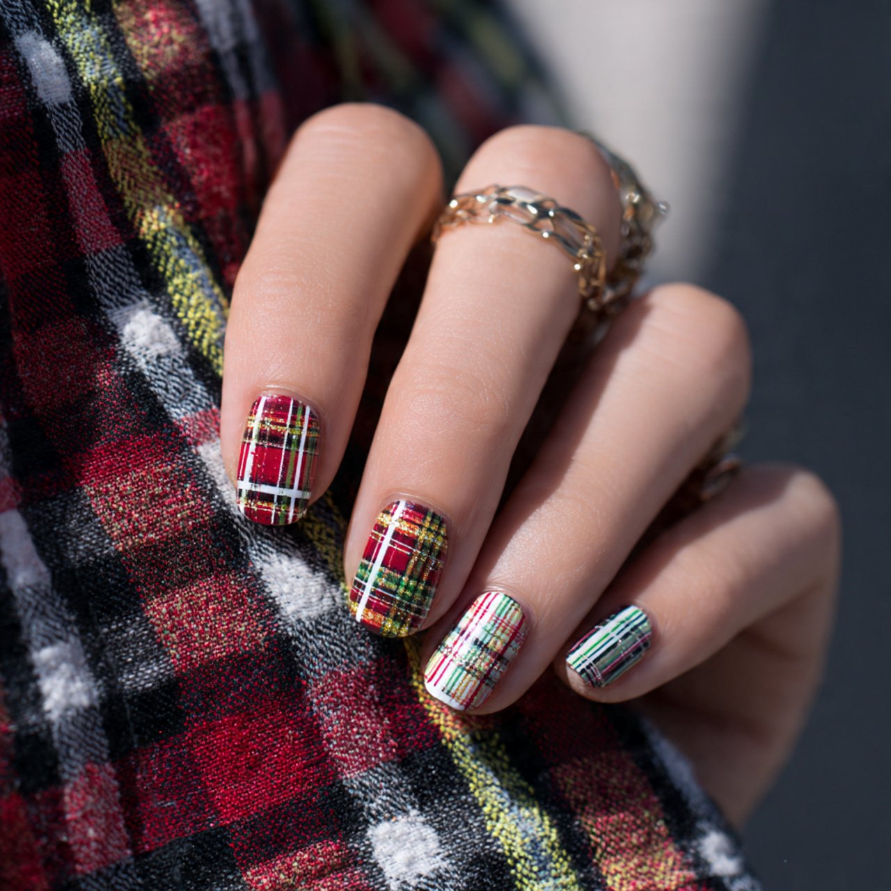 New York Nails: 15 Trendy Designs for the Ultimate Urban Manicure 13 plaid nyc street style nails attractive nails