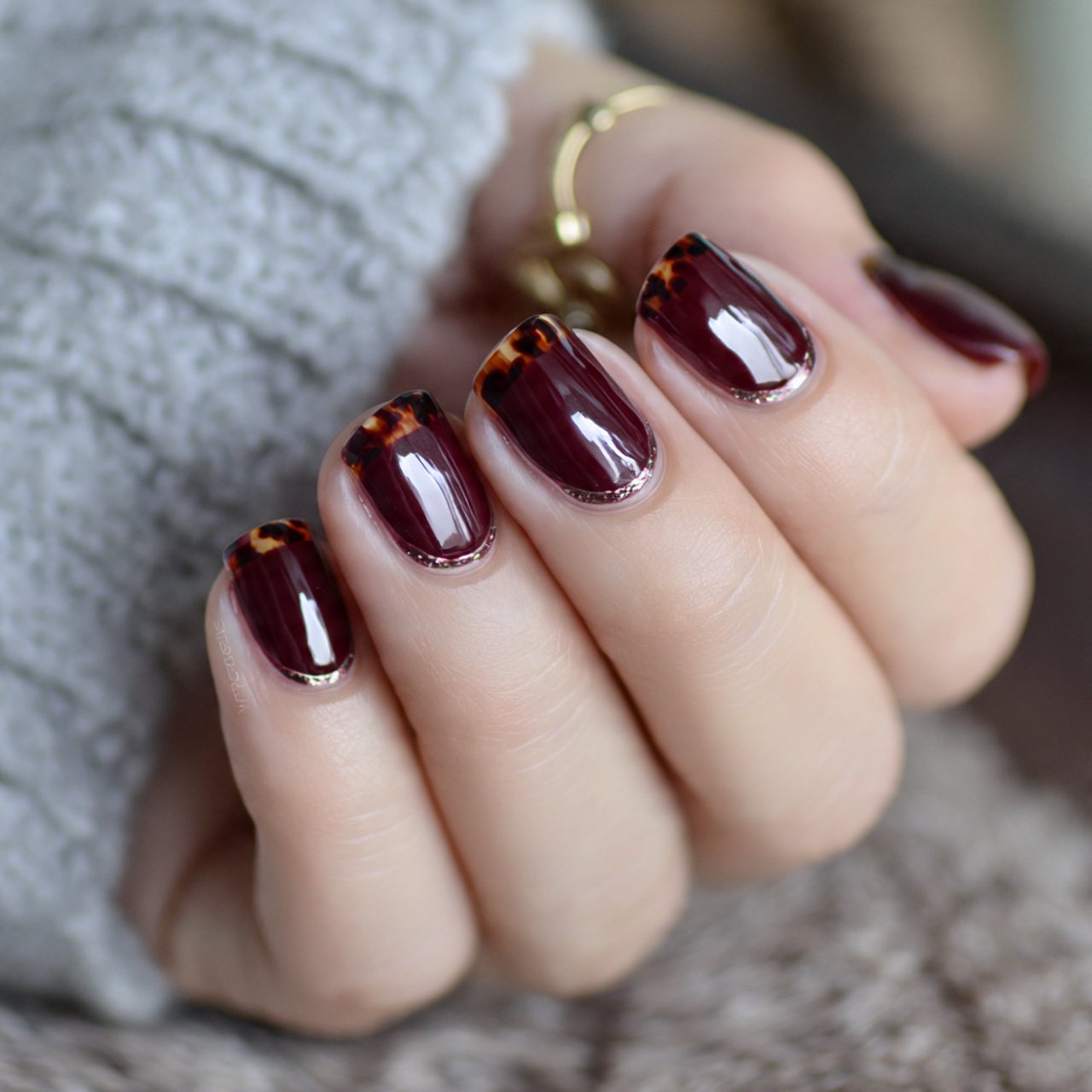 maroon tortoiseshell accent nails