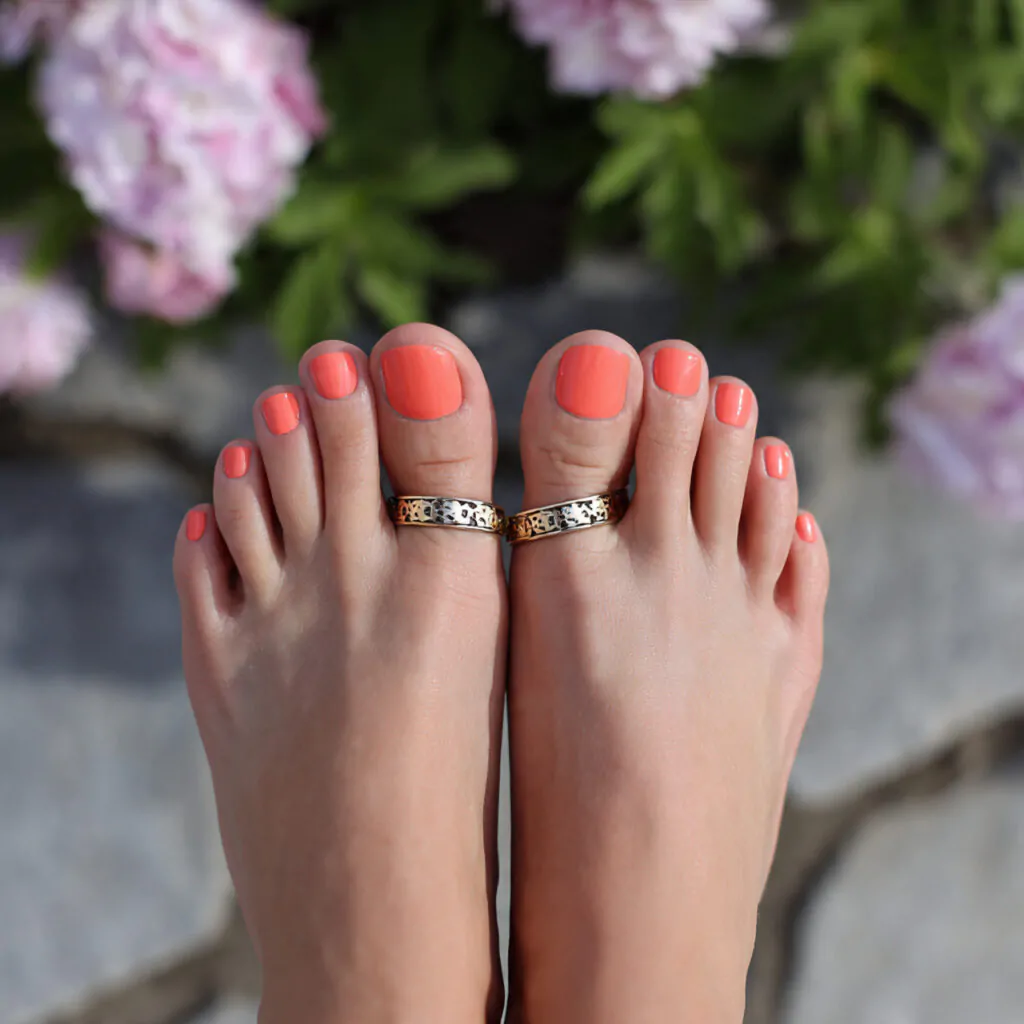 peachy coral summer toe nails 1