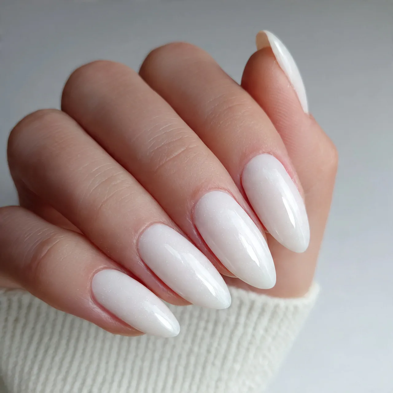 Idee Unghie Gel Semplici: 15 manicure eleganti, facili da portare e sempre curate 6 bianco lattiginoso glossy nails