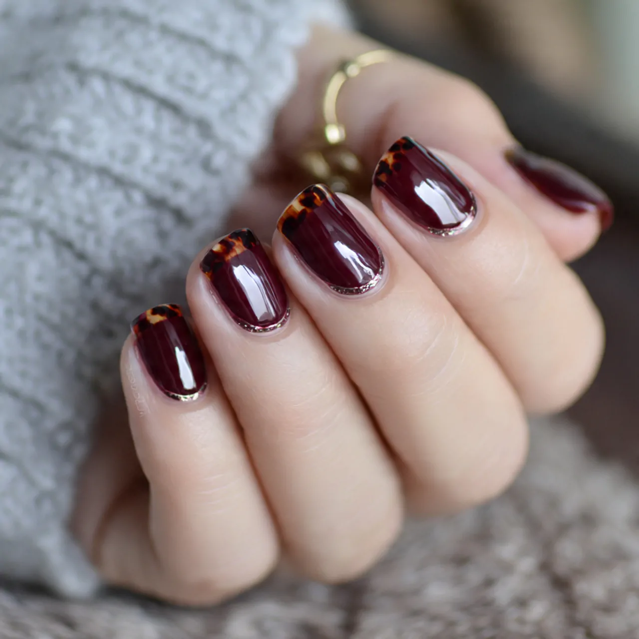 maroon tortoiseshell accent nails